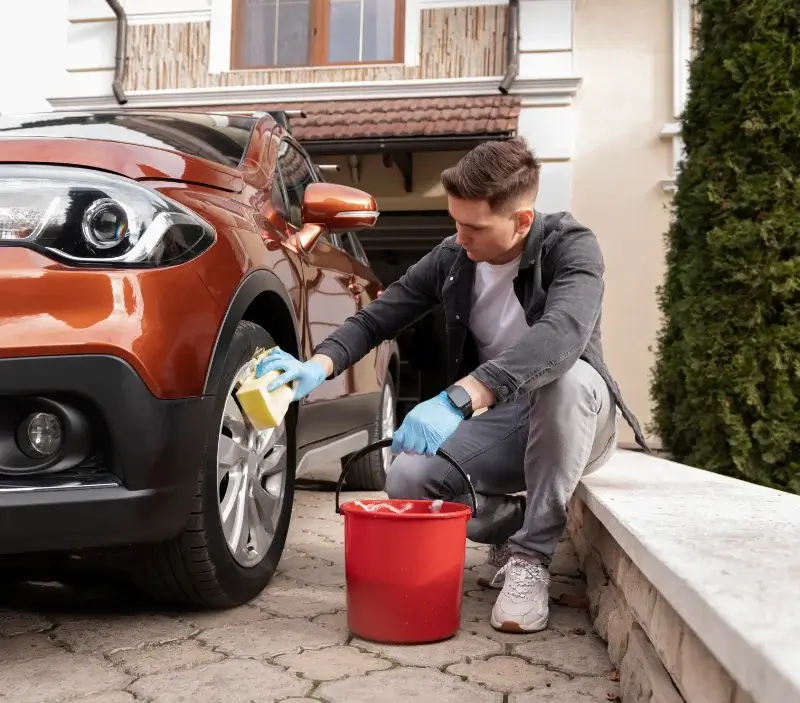 Lavage auto à domicile Mûrs-Erigné : professionnel intervenant sur un véhicule